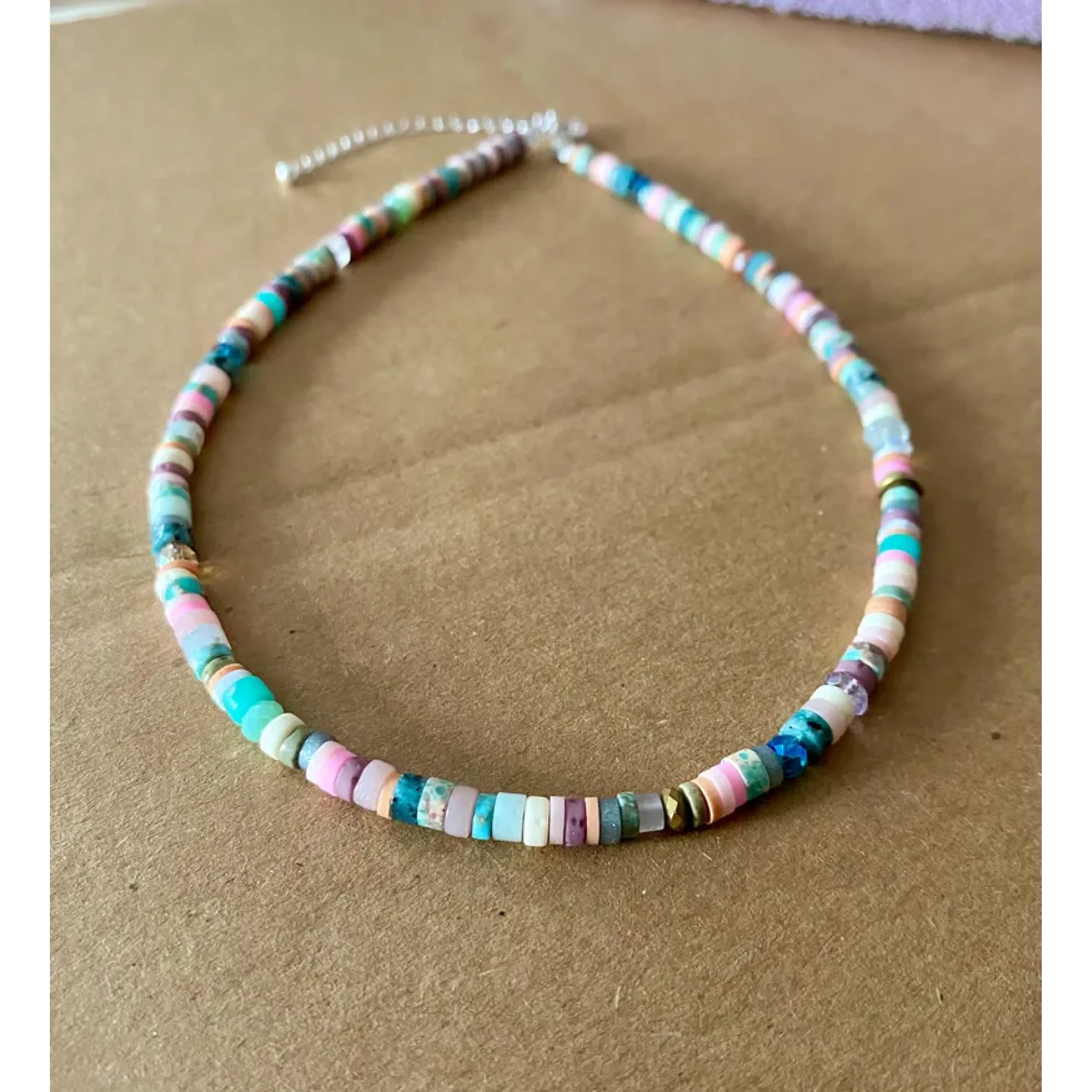 Bunte Halskette mit Heishi Perlen