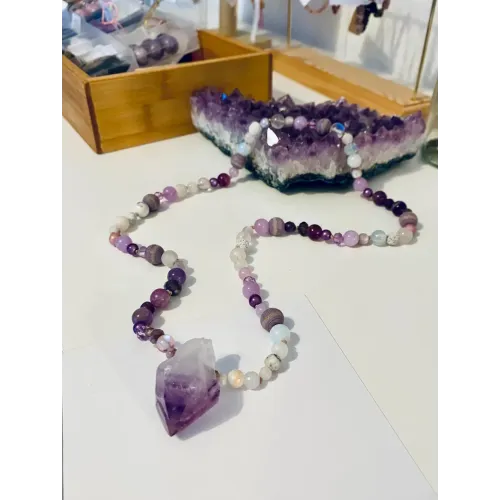 Edelstein Kette mit Amethyst Spitze im Mala Stil Edelstein Kette mit Amethyst Spitze im Mala Stil