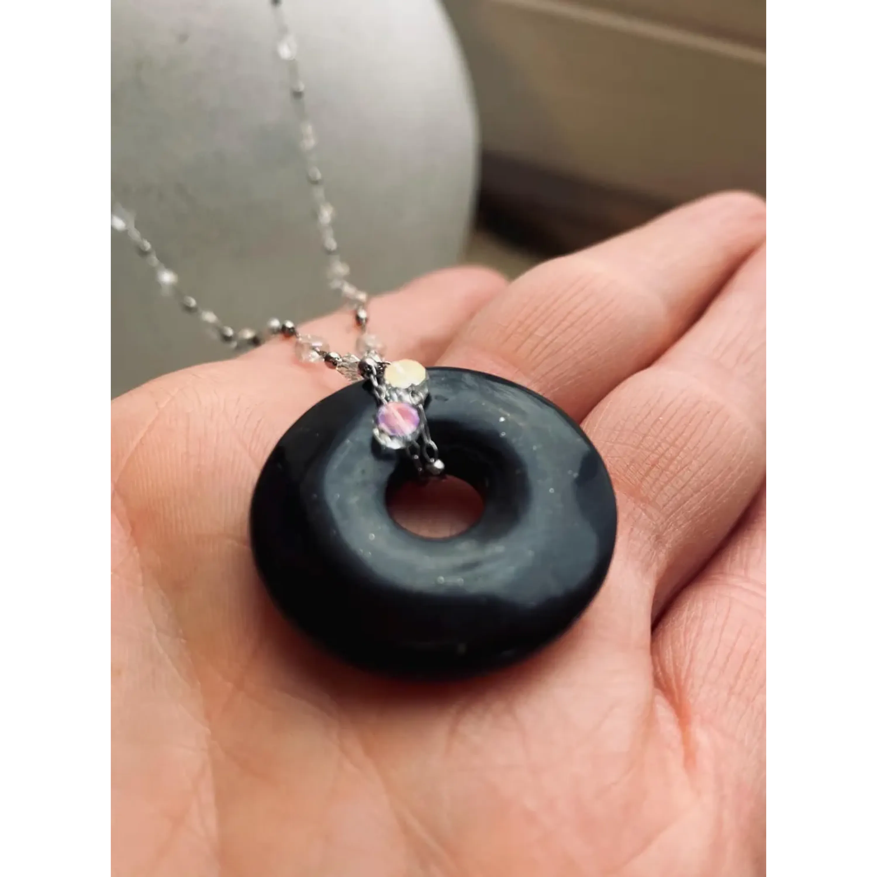 Schungit Donut mit langer Edelstahl Kette