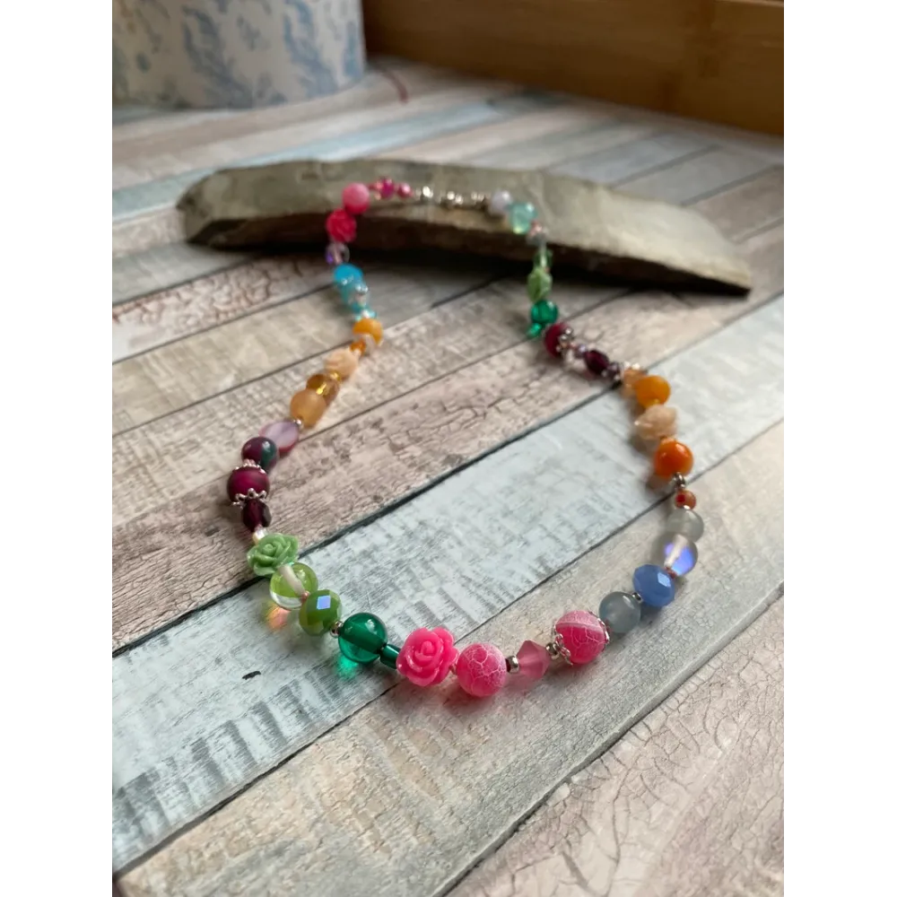 Kette mit Blüten und Herzen