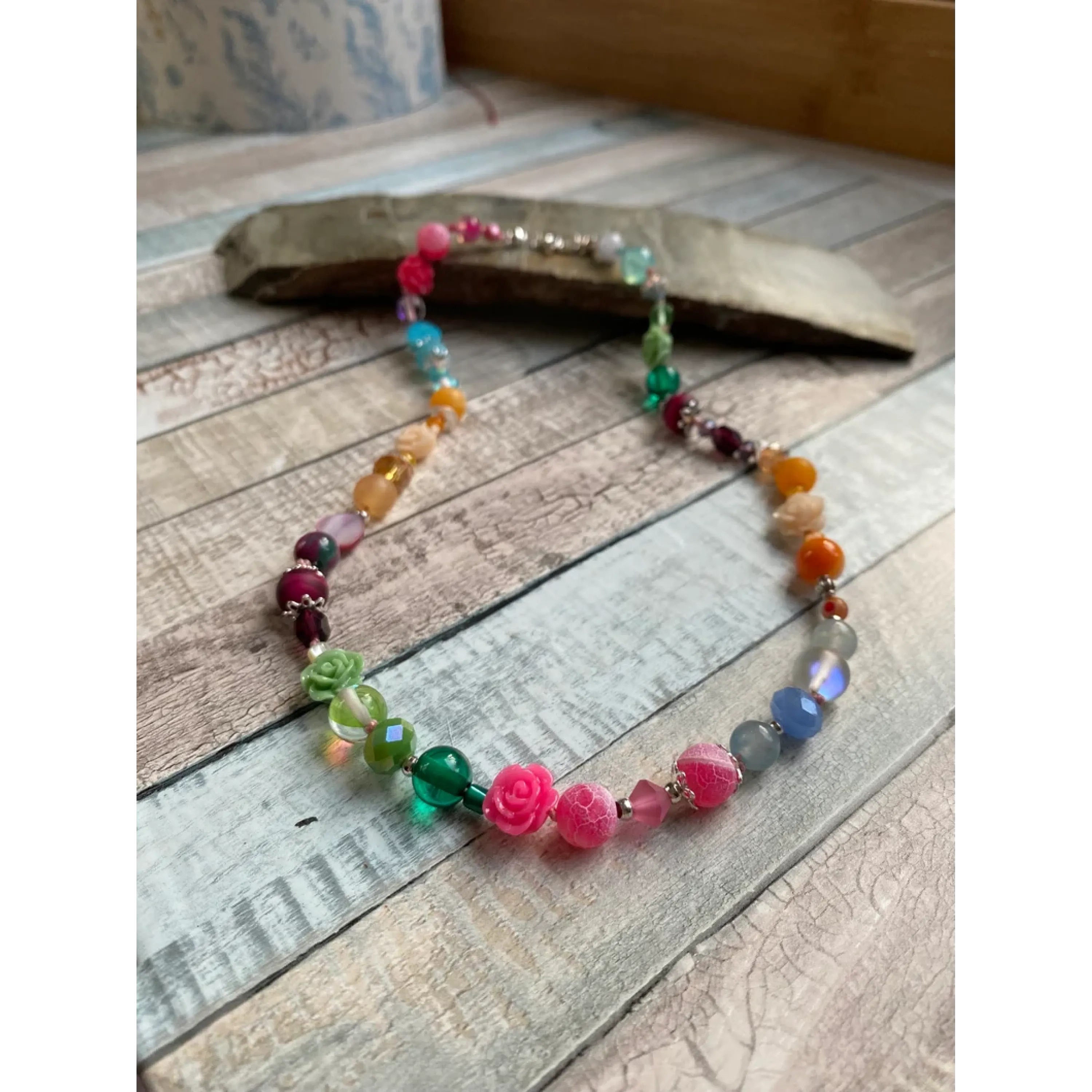 Kette mit Blüten und Herzen