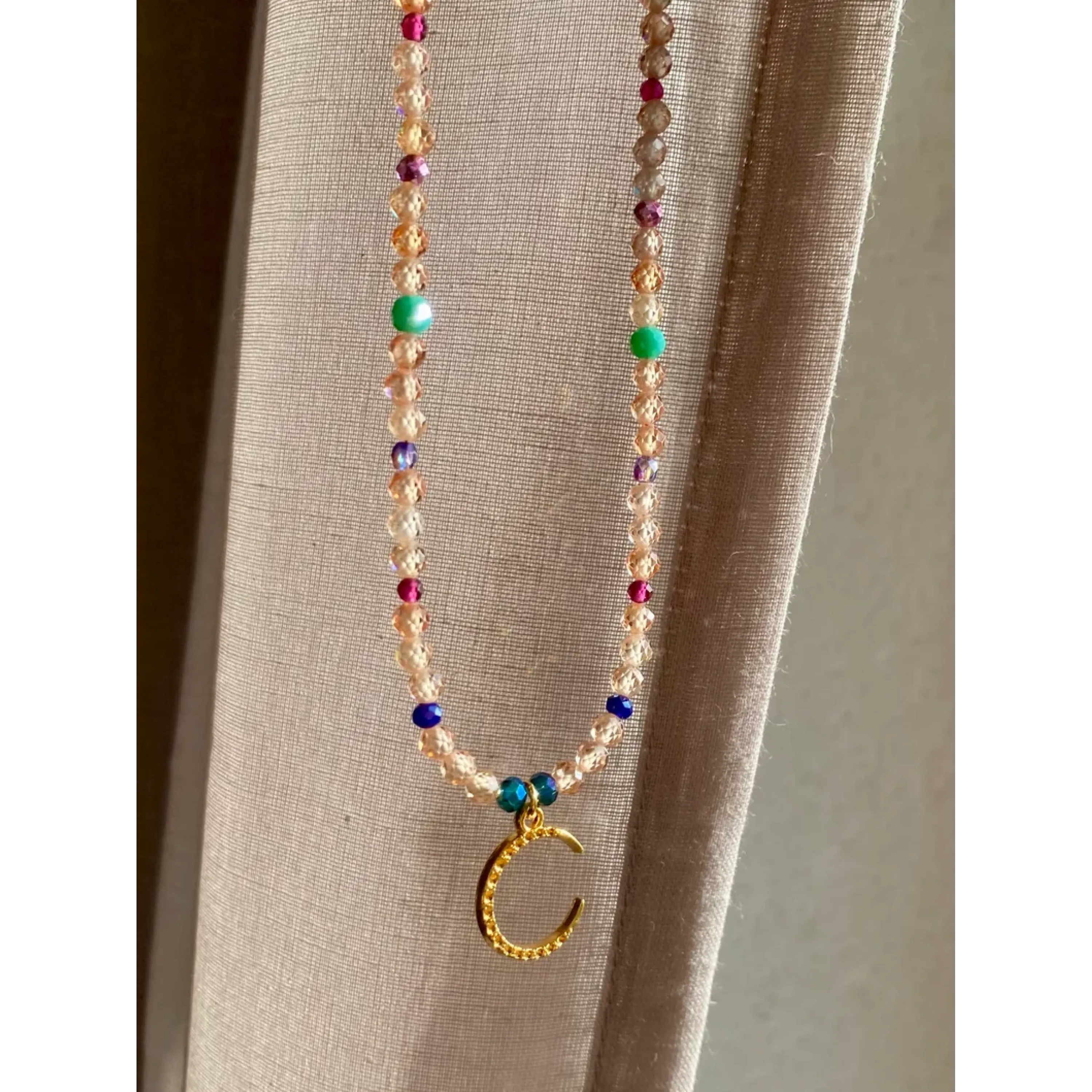 Halskette mit Zirkonia Perlen und Mond Anhänger