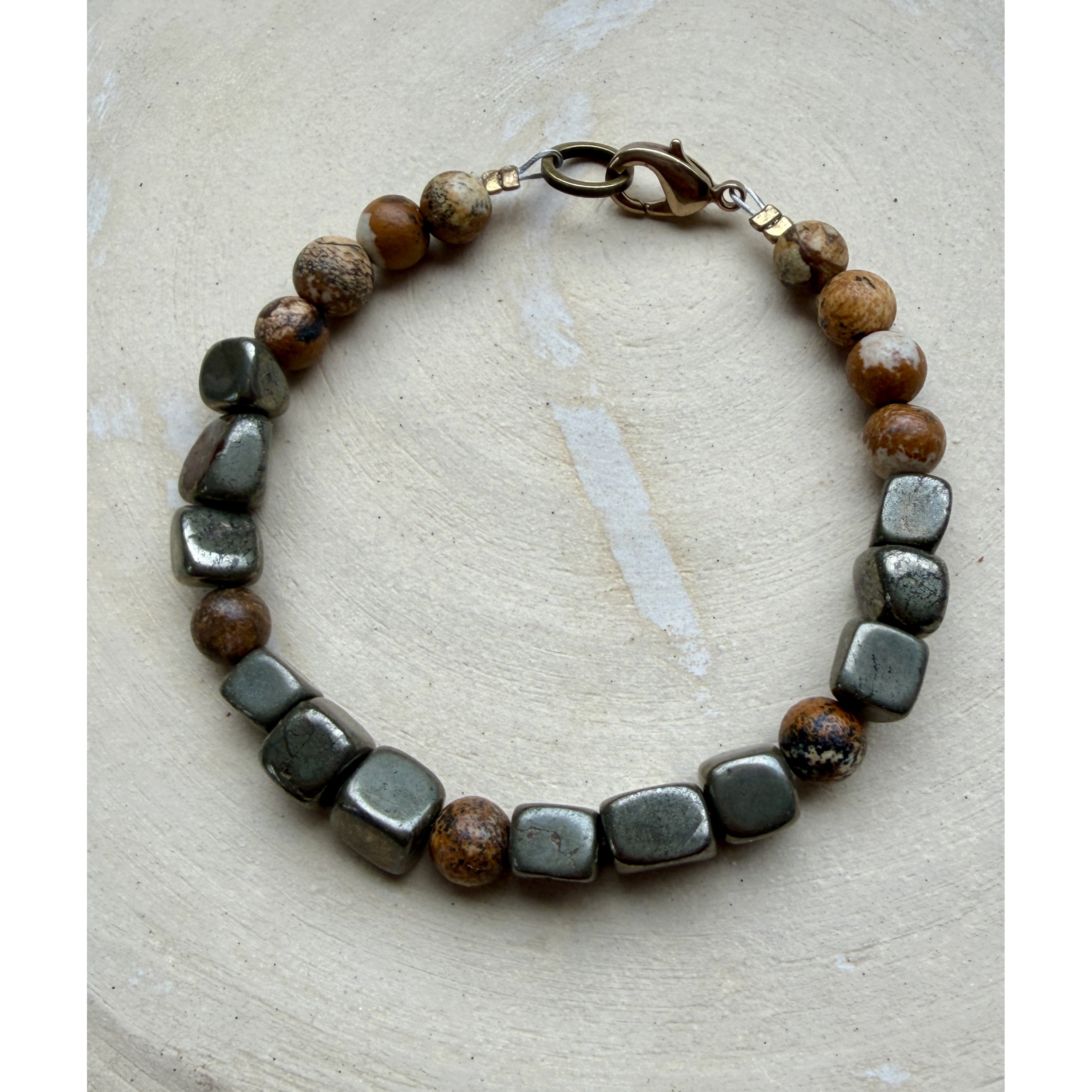 Armband aus Pyrit Würfeln und Jaspis Perlen