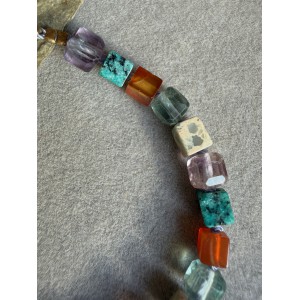Armband aus Würfel Perlen